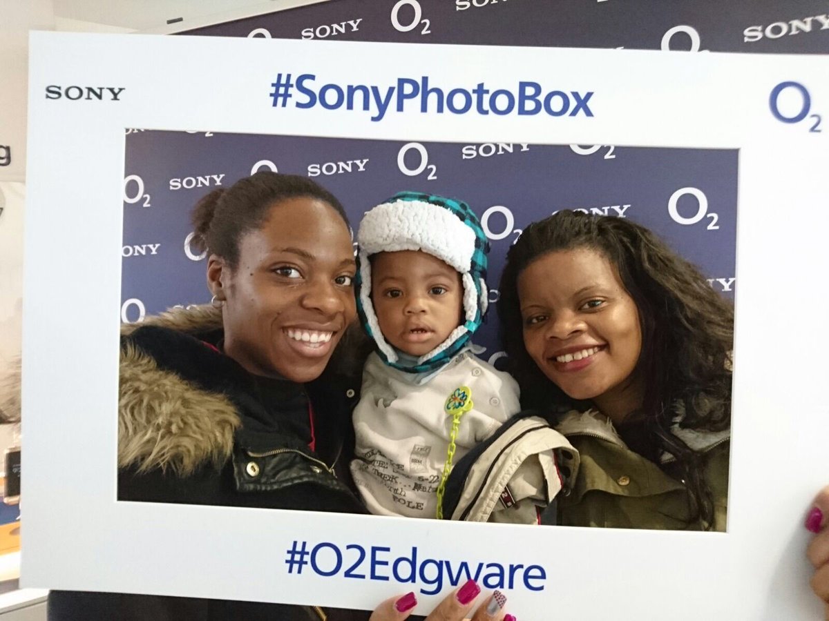 Avertec_'s tweet image. Beautiful snap of family trying out the #SonyPhotoBox experience in store at #O2Edgware @Sony @TCComms @O2