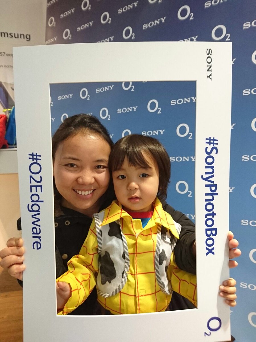 Avertec_'s tweet image. First customer of the day trying out the #SonyPhotoBox experience in store at #O2Edgware @Sony @TCComms @O2 😊