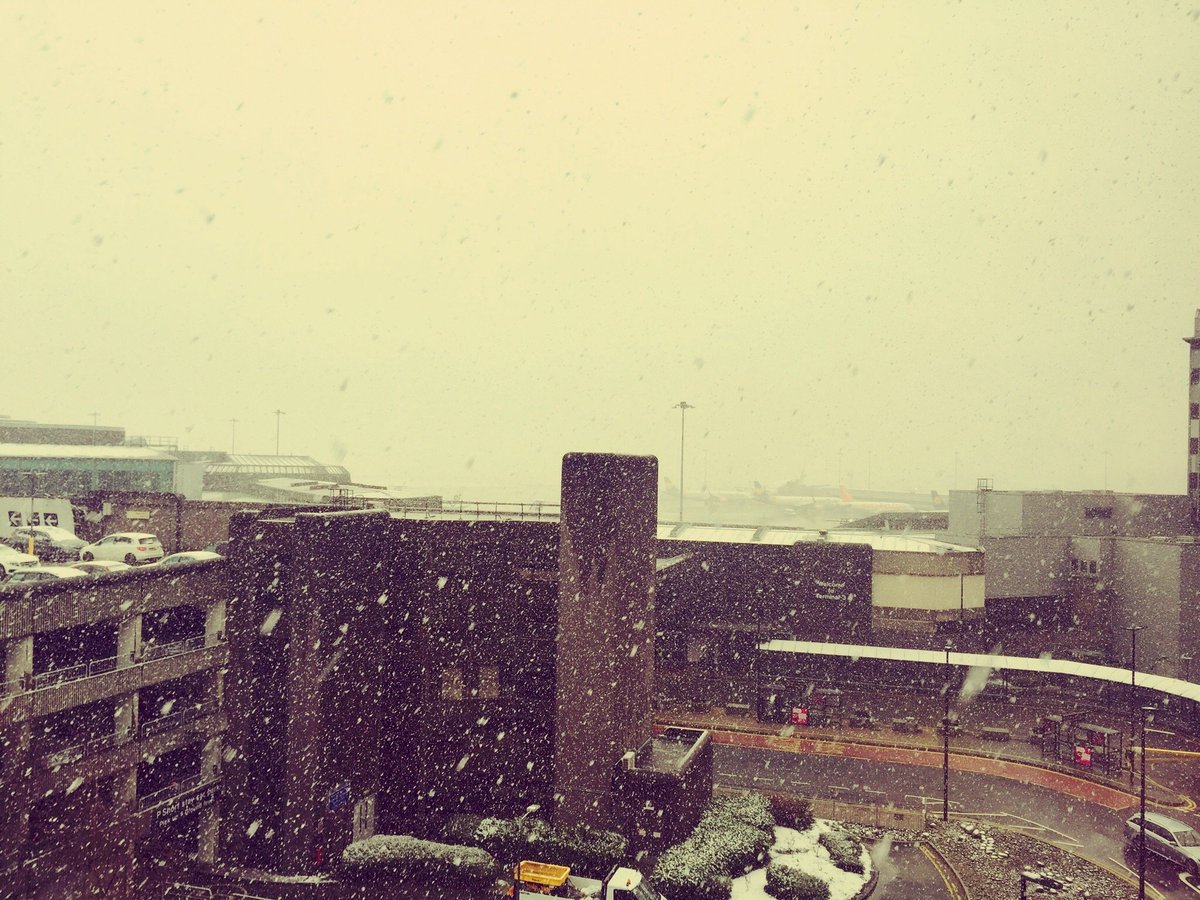 MAGEarlyTalent's tweet photo. Snowy @manairport! #snowday #fridaysnowday #freezing #typicalmanchester https://t.co/CzhkN5aFua
