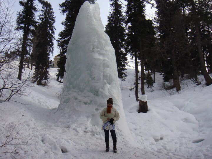 doelbaksim's tweet photo. #snow .it's #Kashmir ,#gulmarg ...guess what is this?Simple water leakage formed this giant #snowStatue https://t.co/MNGiboeczo