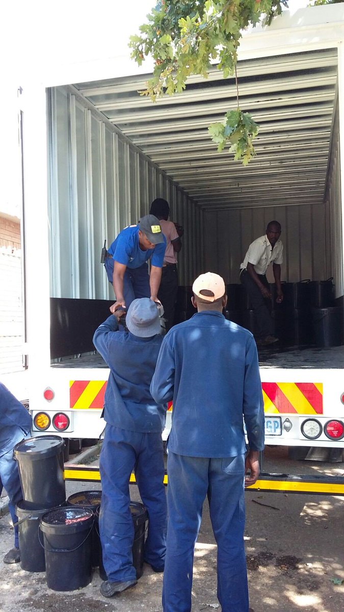 DLSHCC's tweet photo. Thanks Fourways Airconditioning AGAIN. Transported 6 tons of drinking water to Holy Cross in Aliwal North today! https://t.co/0AlTb5zCFd