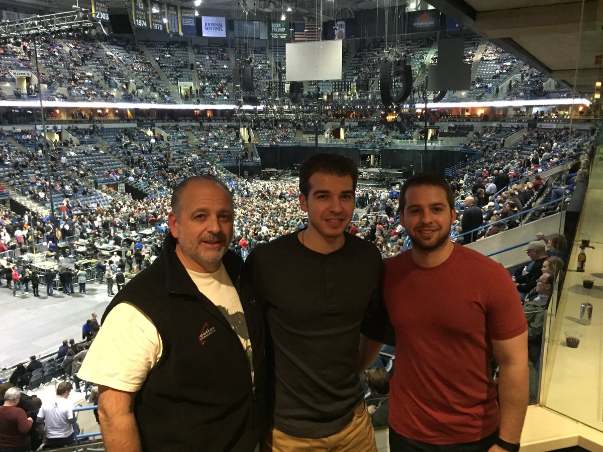 sconsinjohnson's tweet image. Second @springsteen concert this week, with my two brothers, two sons and two long-time friends #TooBlessed #oneBOSS