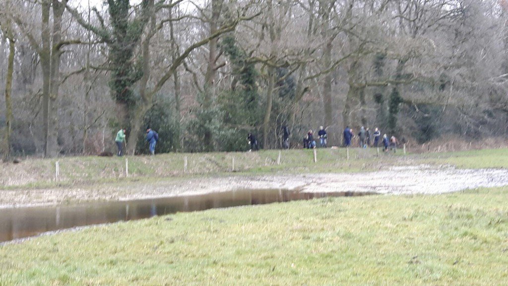 AntonHeuven's tweet photo. Vanmorgen aan het werk met 16 pers. de wal van de AKZO kikkerpoel te beplanten  EnHOe werkgroep. Lekker in de natuur https://t.co/6BpXEciGdW