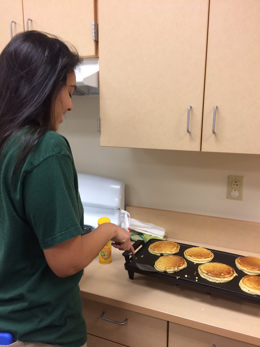 CandiceTeaches's tweet photo. ESM Advisory Breakfast- getting ready to prep our portfolios for Student Led Conferences #HPSSSP https://t.co/iQCedjgx7D