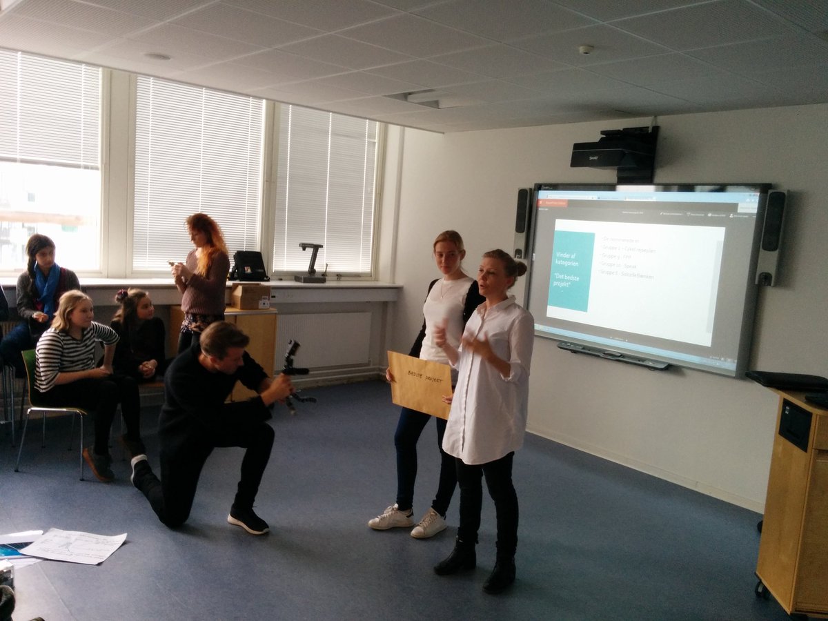 MadsOstermann's tweet photo. @mettehauch og Emma udløser spændingen: hvem har vundet BUF-X #toolcamp KBH #digilaering #21skillsdk https://t.co/65tIlrWCnF