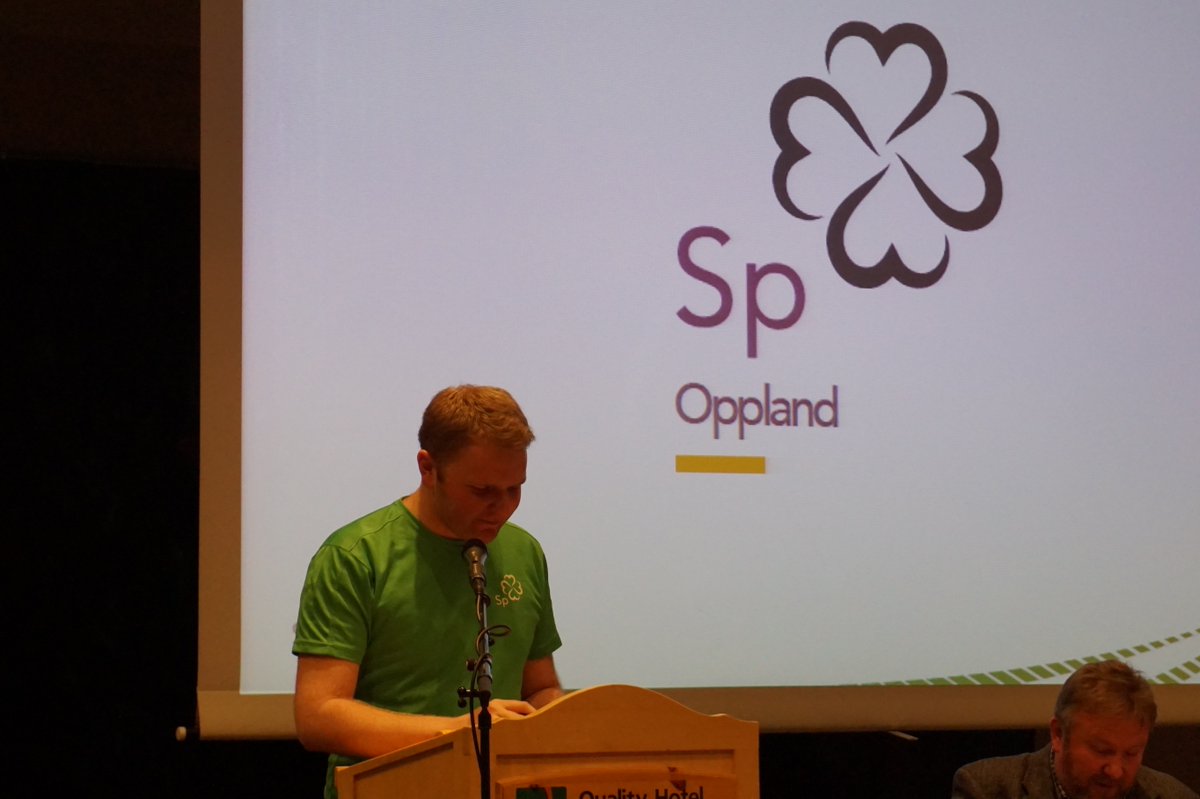 OpplandSp's tweet photo. Fylkesårsmøtet til @OpplandSp er nå igang! Fylkessekretær @NilsRam tar seg av opprop. #ospåm16 @AnneTWh @IvarOdnes https://t.co/kGs8gkn4sR