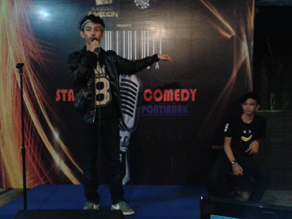 StandUpPTK's tweet photo. Battle yang kedua @nandadwiwahyudi VS @andrianarsyada #ComedyAttack https://t.co/YwV9dWS4Dr