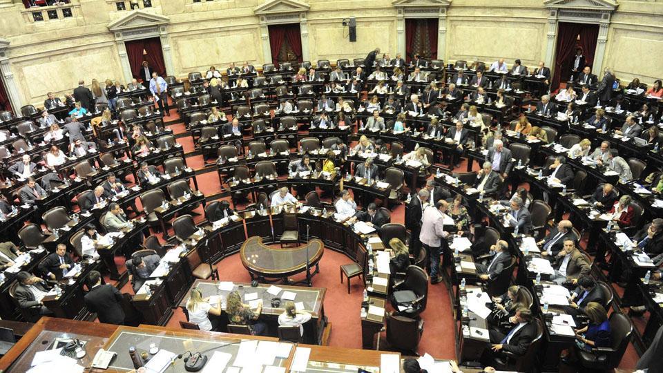 LANACION's tweet photo. Comienza en Diputados el debate por el acuerdo con los holdouts https://t.co/ZhrKgK94xe https://t.co/qZOzkwumAU