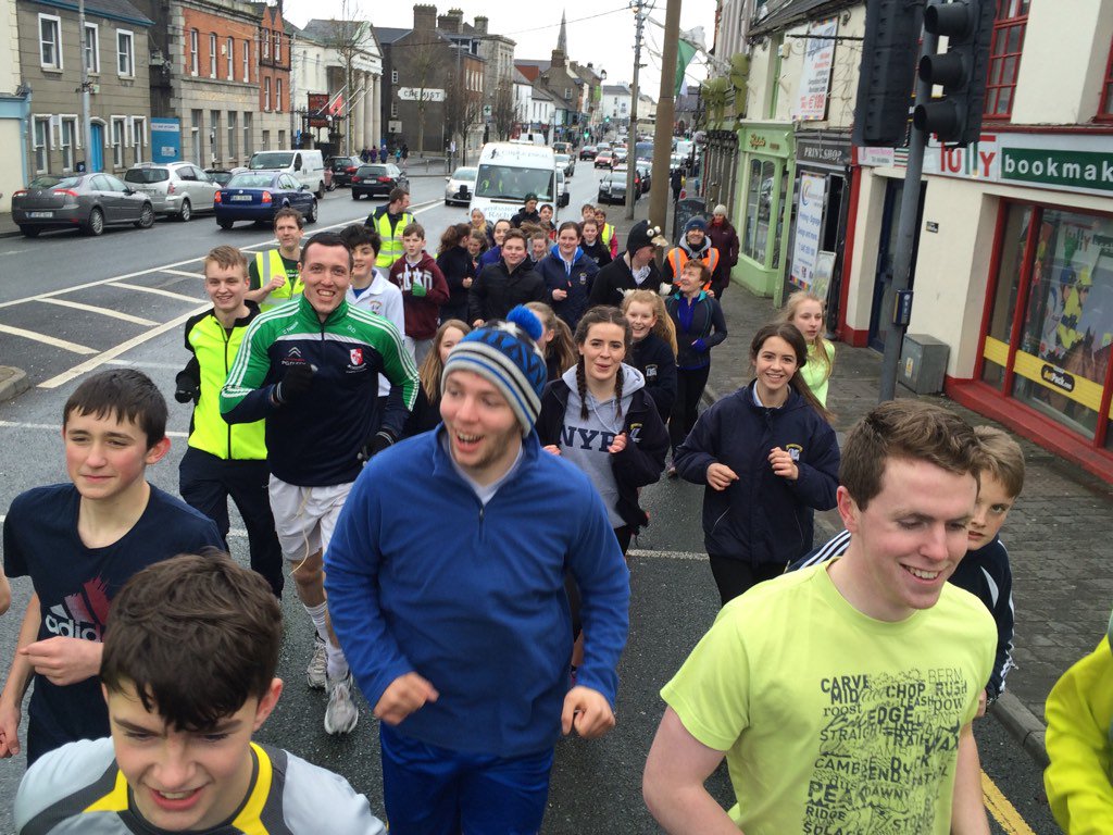 Rith_Gaeilge's tweet image. Gaelcholáiste Chill Dara ag rith trí bhaile Chill Dara #Rith2016 le @toyotaireland