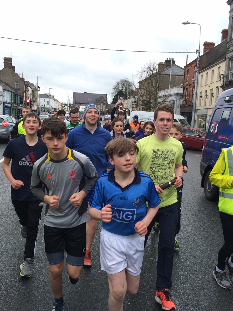 Rith_Gaeilge's tweet image. Gaelcholáiste Chill Dara ag rith trí bhaile Chill Dara #Rith2016 le @toyotaireland