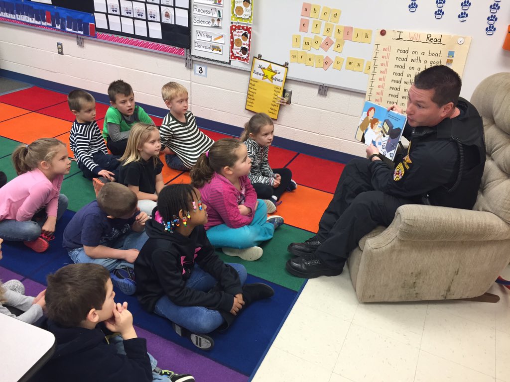 megs3426's tweet photo. Today's Guest Reader Flight Paramedic Trooper Lance Shank #mdstatepolice #HappyBirthdayDrSeuss  #marylandstatepolice https://t.co/HPhmTHRJFT