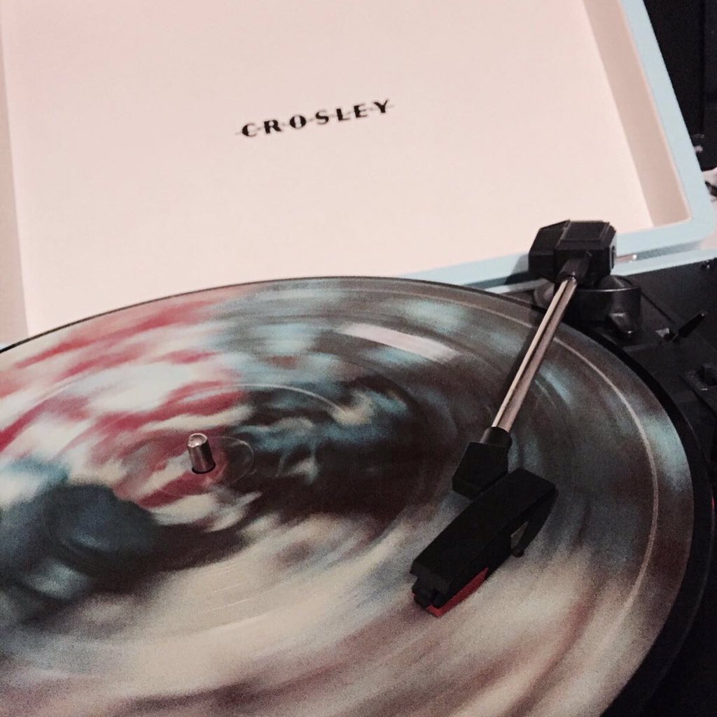 HayzeOfficial's tweet photo. Pre-Order the 'HOWL' Vinyl now and get the 'ULTRAVIOLENCE' single straight to your iTunes. https://t.co/6hqRhJVqhb