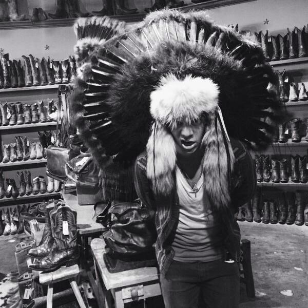 urfavreceipts's tweet photo. HARRY STYLES // racism 

appropriating Native American culture by posing in a traditional headdress https://t.co/hIDWEjTh7Z
