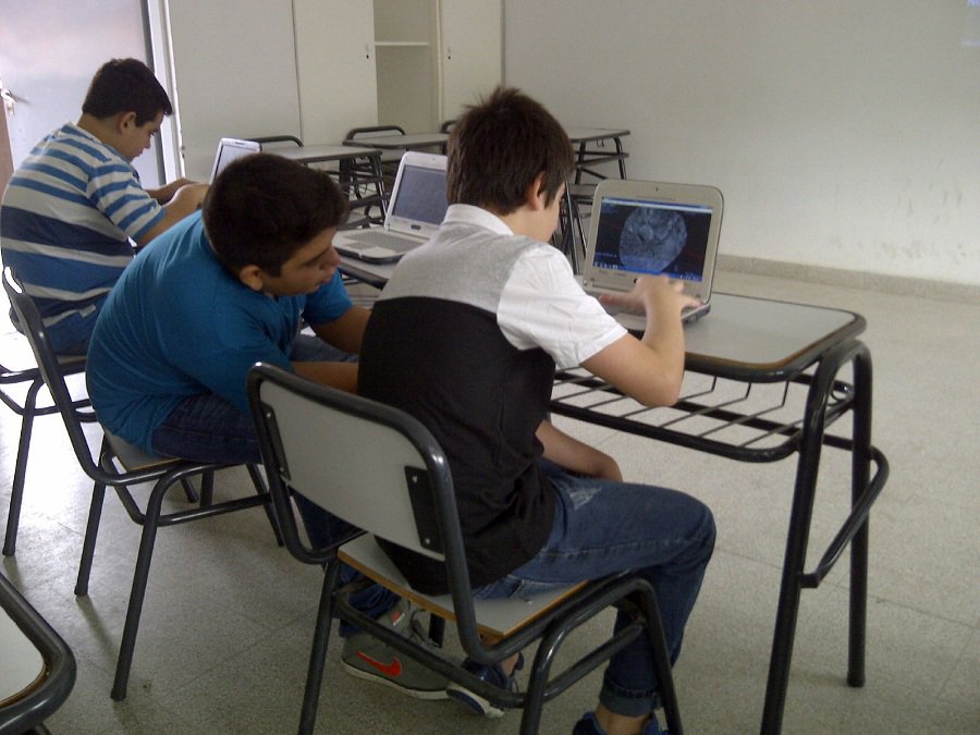 edudigtuc's tweet photo. Despedimos la semana con un nuevo taller. Esta vez, los chicos exploran el Universo a través del software Celestia https://t.co/m3HPgq1Fne