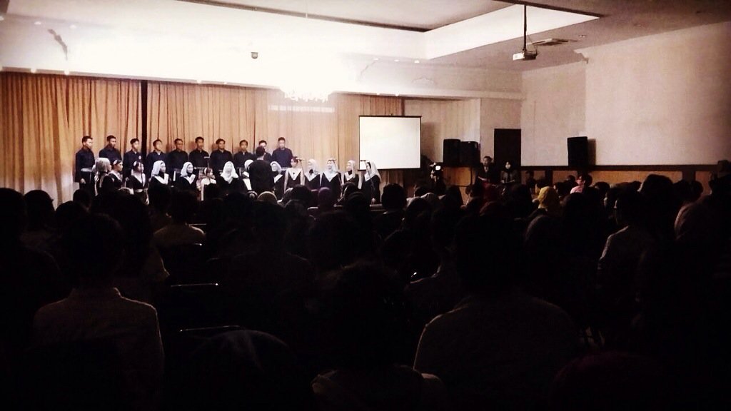 Inilah suasana saat anggota PSM Unikom melantunkan nyanyian nan merdunya.. Sukses acaranya 😊👏