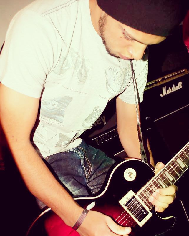 BitacoraBanda's tweet photo. Aquí nuestro guitarrista líder @Aaronobando95 haciendo lo que le apasiona #felizfindesemana #RockeaConBitacora https://t.co/kZRnzfI6sB