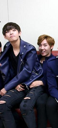 vhopeshippers's tweet photo. 88 - Tae adora o colo de Hoseok https://t.co/6NEzsq14zd