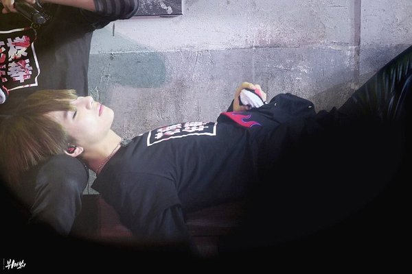 vhopeshippers's tweet photo. 88 - Tae adora o colo de Hoseok https://t.co/6NEzsq14zd