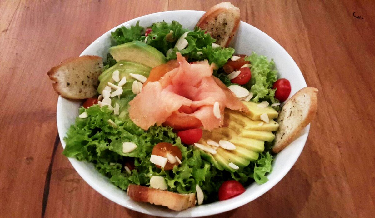 kinsabar's tweet photo. #Menúdeldía

Deliciosa y fresca ensalada de salmón.
Acompañada de bebida o copa de vino Zaranda...

#HealthyViernes https://t.co/EmgPxzS9f1