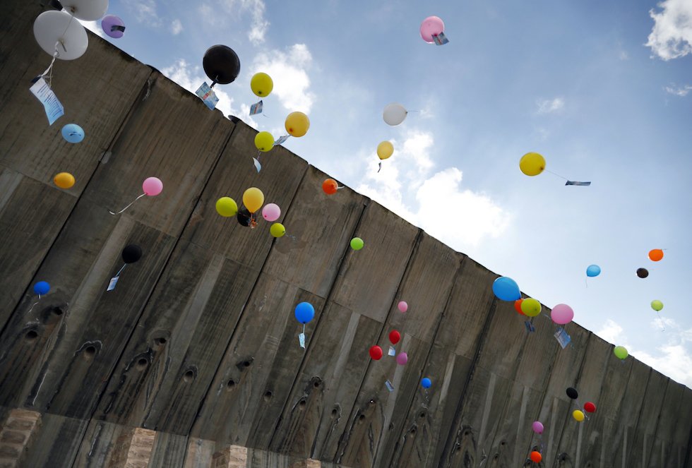 ilPostFoto's tweet photo. Palloncini lanciati dagli attivisti al di là del muro tra Palestina e Israele 
https://t.co/zk0LY0XC9g https://t.co/F4UKKWWaRp
