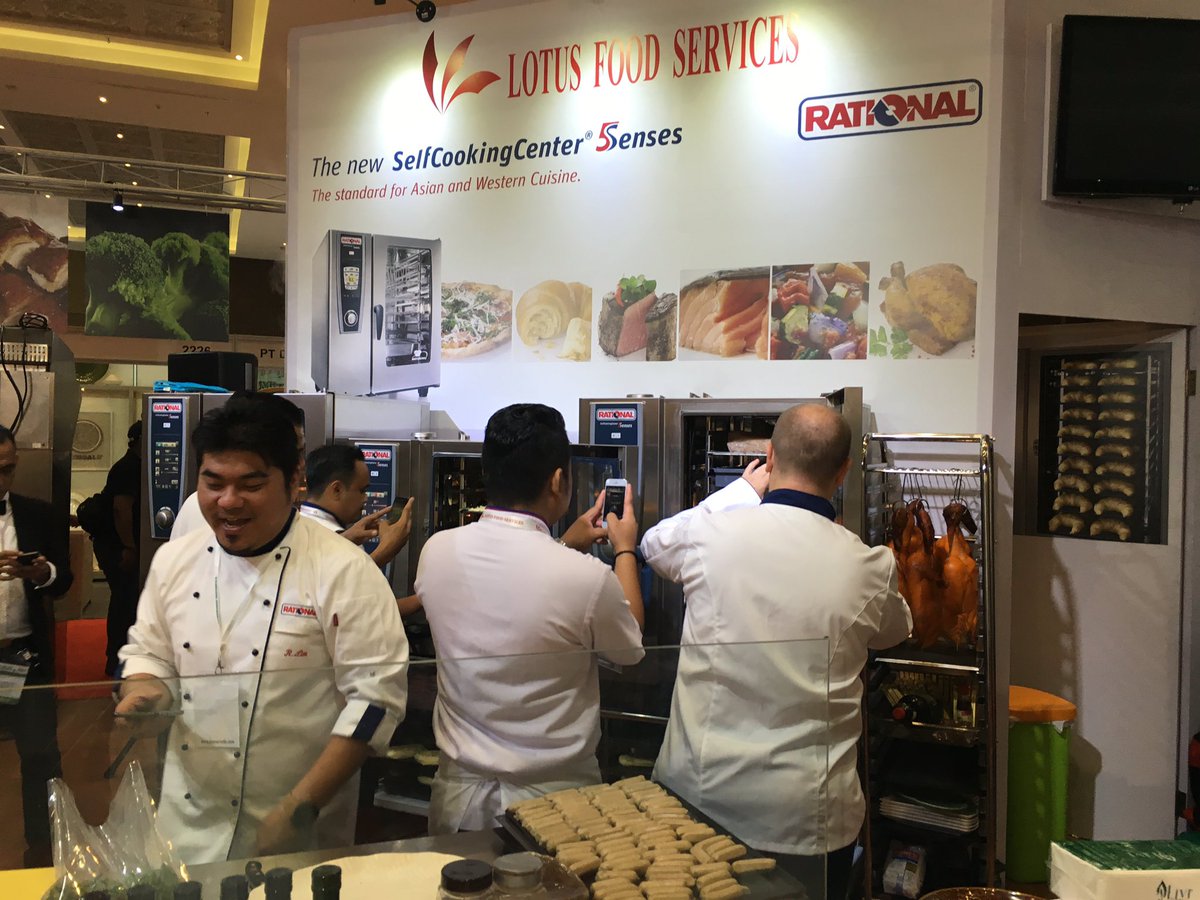 GunawanGeoffrey's tweet photo. Wondering what the chefs are doing...ππ
@RATIONAL_AG #FHTBali2016 https://t.co/1NvsnkYHE8