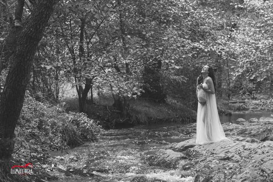 Fran_eLaborando's tweet photo. ¿Te desnudarías en un bosque para hacer tus #fotos de #embarazada? Aurora lo hizo: https://t.co/BkoJrX7dZx https://t.co/c213KOUtQW
