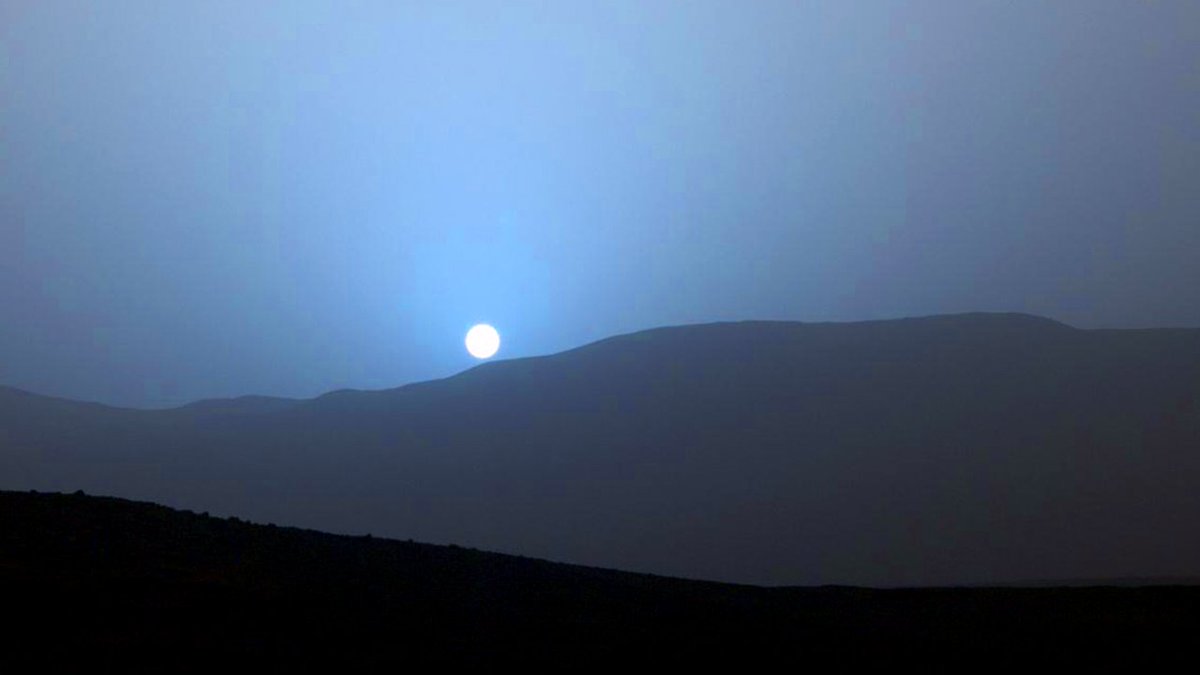 Fact's tweet photo. On Mars, sunsets are blue. https://t.co/9cssFymfMG