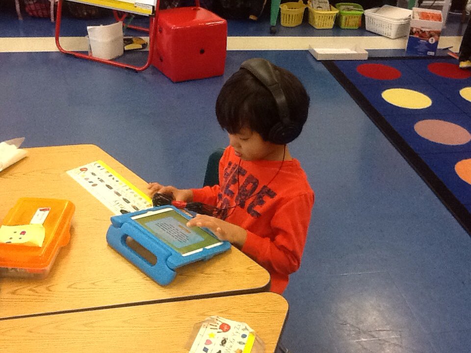 FawnArea's tweet photo. Mrs. Flinchbaugh's students using their iPads! #engagingtech https://t.co/x6tEt37Fig