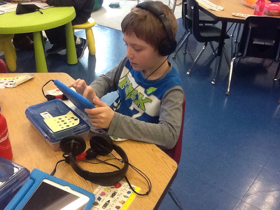 FawnArea's tweet photo. Mrs. Flinchbaugh's students using their iPads! #engagingtech https://t.co/x6tEt37Fig