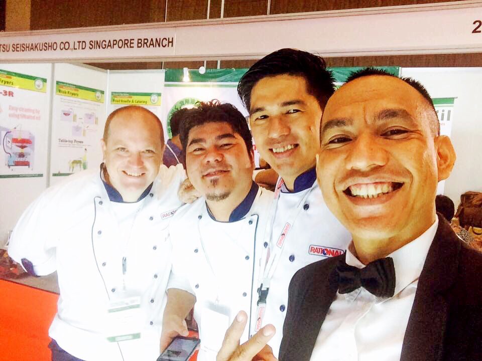 GunawanGeoffrey's tweet photo. Morning fun before show starts!π @RATIONAL_AG #FHTBali2016 https://t.co/8cfO8ygdRi