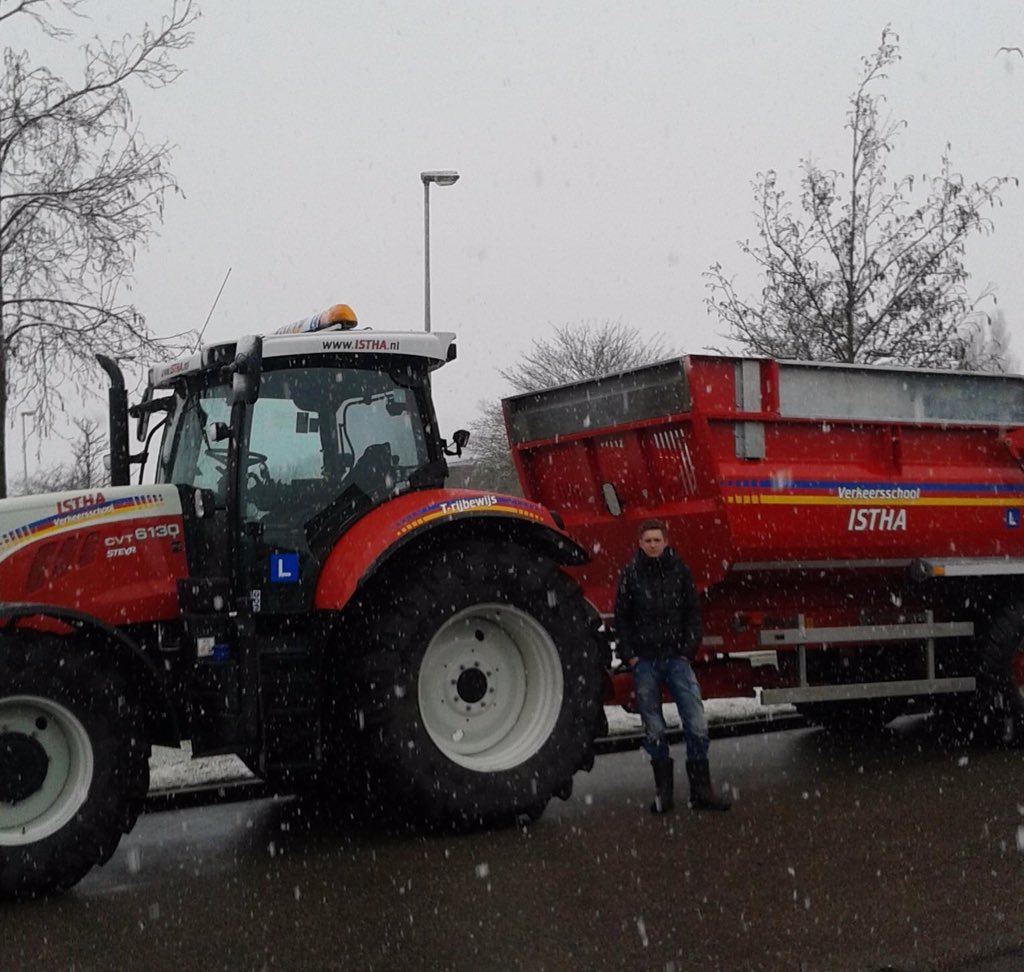 dickdewittotaal's tweet photo. One jongste werknemer Chris de Wit is zojuist in 1 keer geslaagd voor zijn #trekkerrijbewijs. Proficiat! https://t.co/S2y2PT8zO0