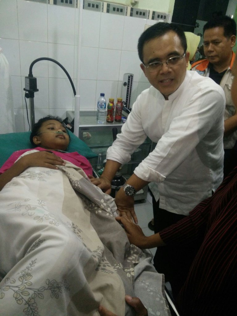 AzwarAnas_A3's tweet photo. Kita doakan Dik Novasari yg kini di RSI, juga ibunya (Ibu Masruroh) dan adiknya yg kini masih dlm proses pencarian. https://t.co/aHffMAHpDp