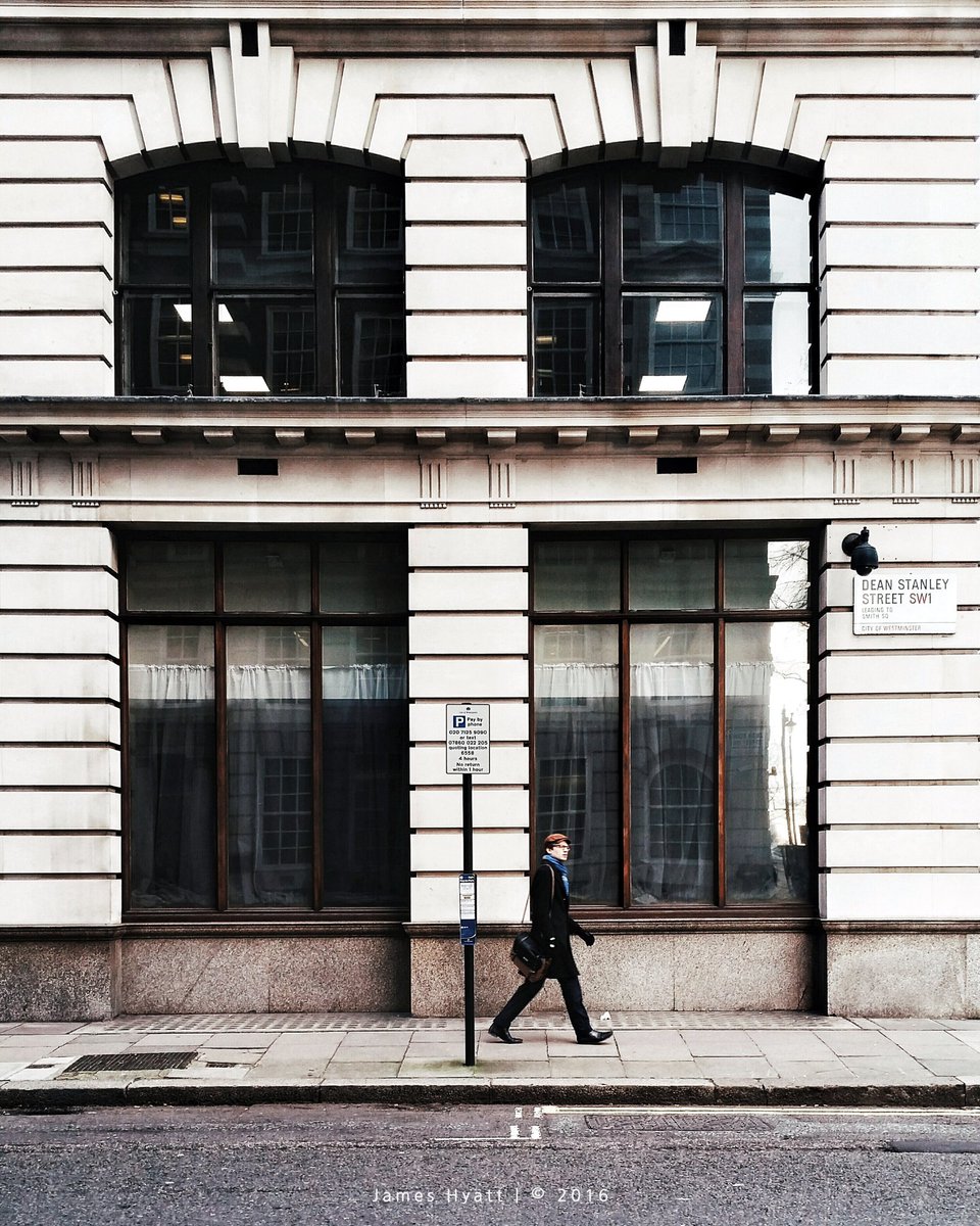 JHyatt1977's tweet photo. The hat man he stideth #dpWindow @dailyp #SPiCollective @StreetPhotoInt #streetphotography #StreetsOfLondon https://t.co/XtypTjIM2c