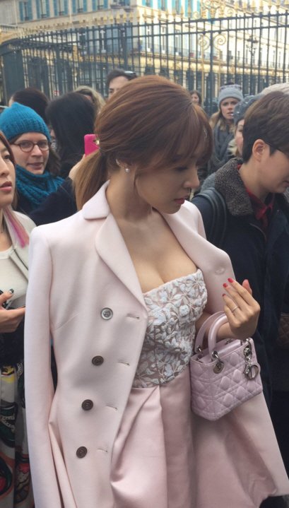 [PIC][03-03-2016]Tiffany khởi hành đi Pháp để tham dự "Paris Fashion Week 2016" vào sáng nay CctyJidUMAAmazi