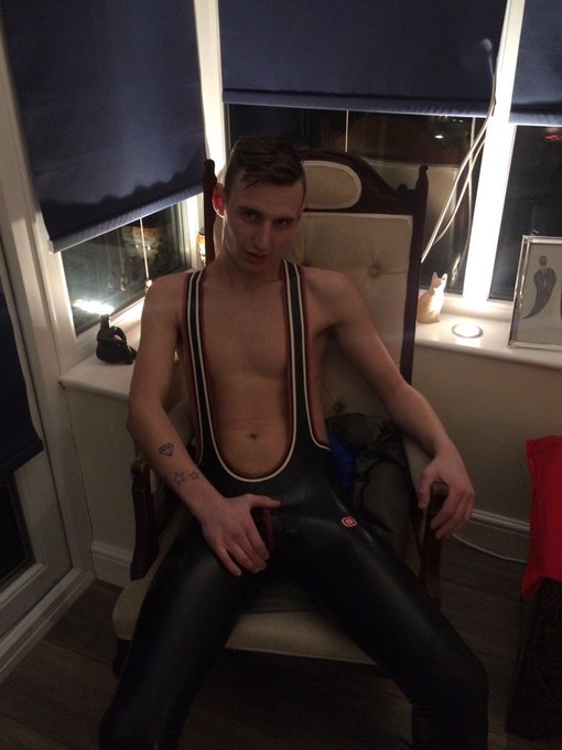 Wearing my rubber# rubber #kink https://t.co/nRkzFdiUzh