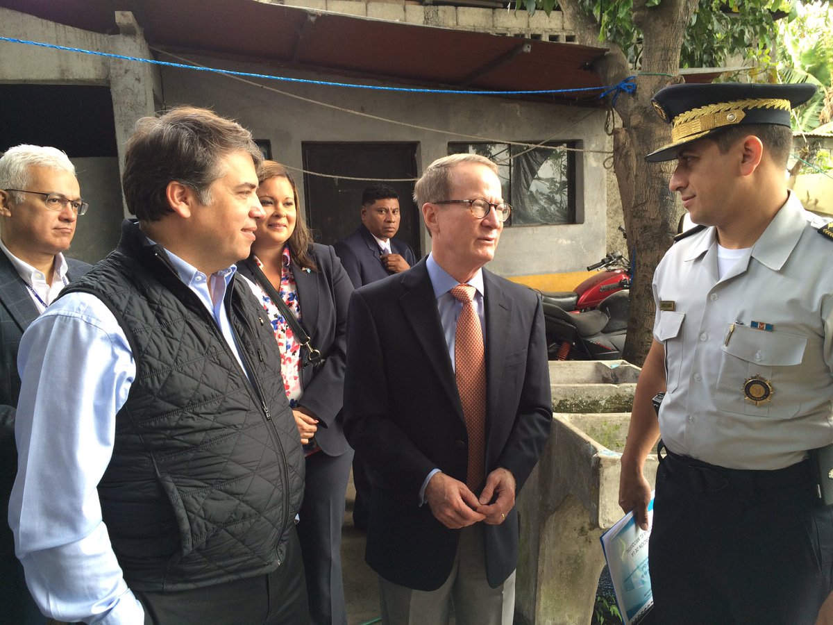 usembassyguate's tweet image. #EmbBrownfield visitó el Mezquital junto a @EdwinEscobarVN y Director de  PNC para conocer labores de seguridad