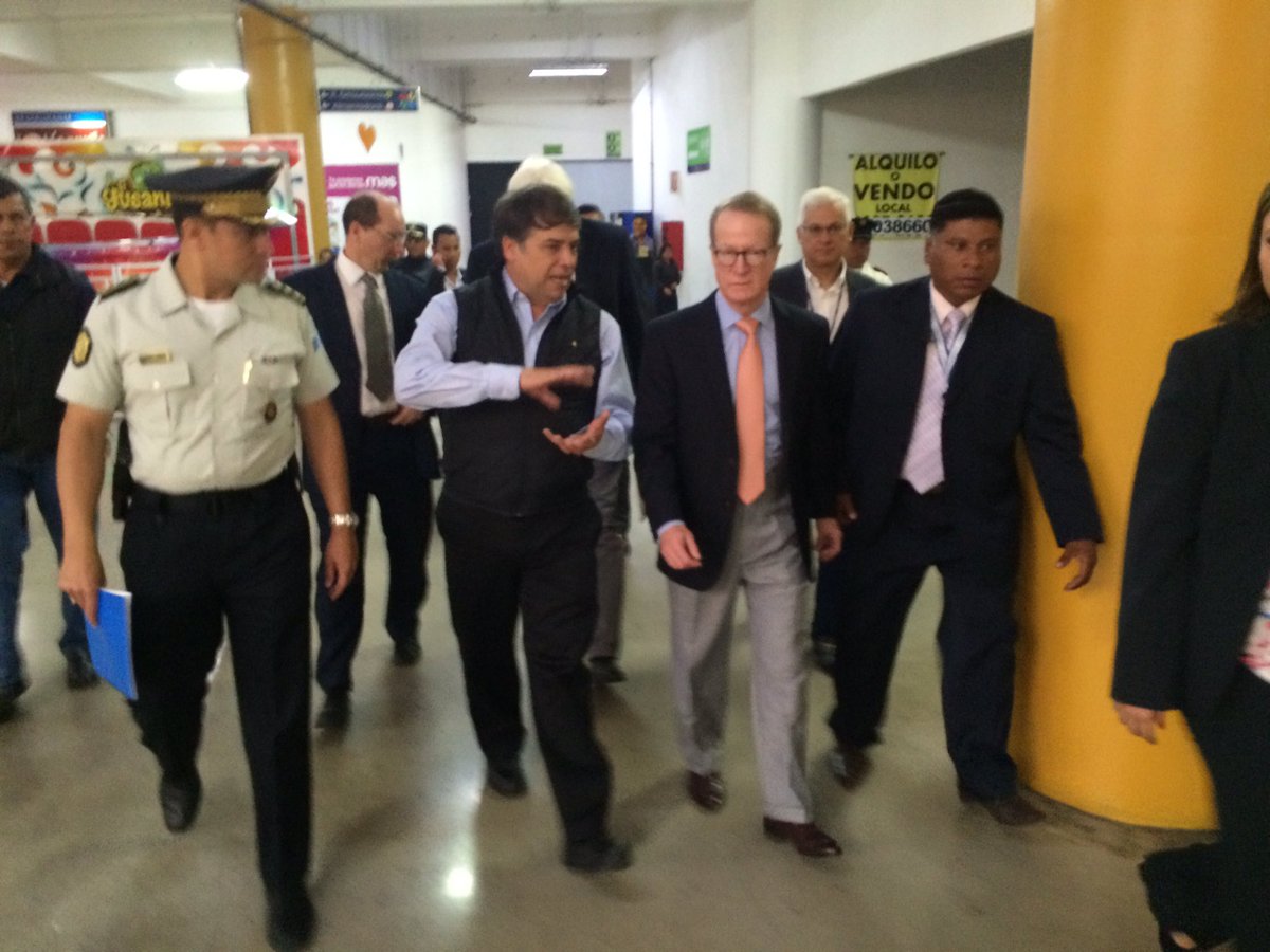 usembassyguate's tweet image. #EmbBrownfield visitó el Mezquital junto a @EdwinEscobarVN y Director de  PNC para conocer labores de seguridad