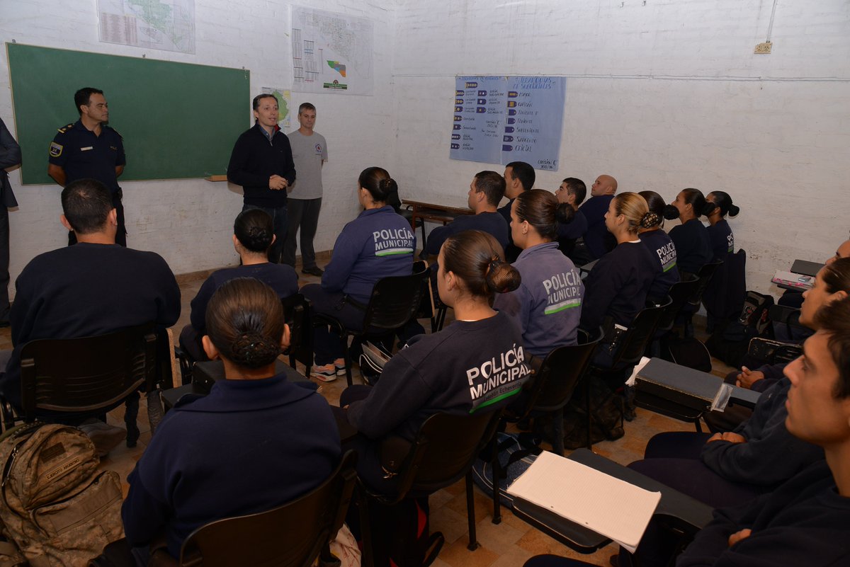 El Intendente Fernando Gray visitó a los cadetes de la Policía Local de Esteban Echeverría
facebook.com/municipiodeest…