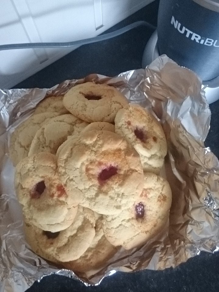 laurajanes74's tweet photo. #snowday =#bakingbuns ๐๐ https://t.co/9cSlidbU9B