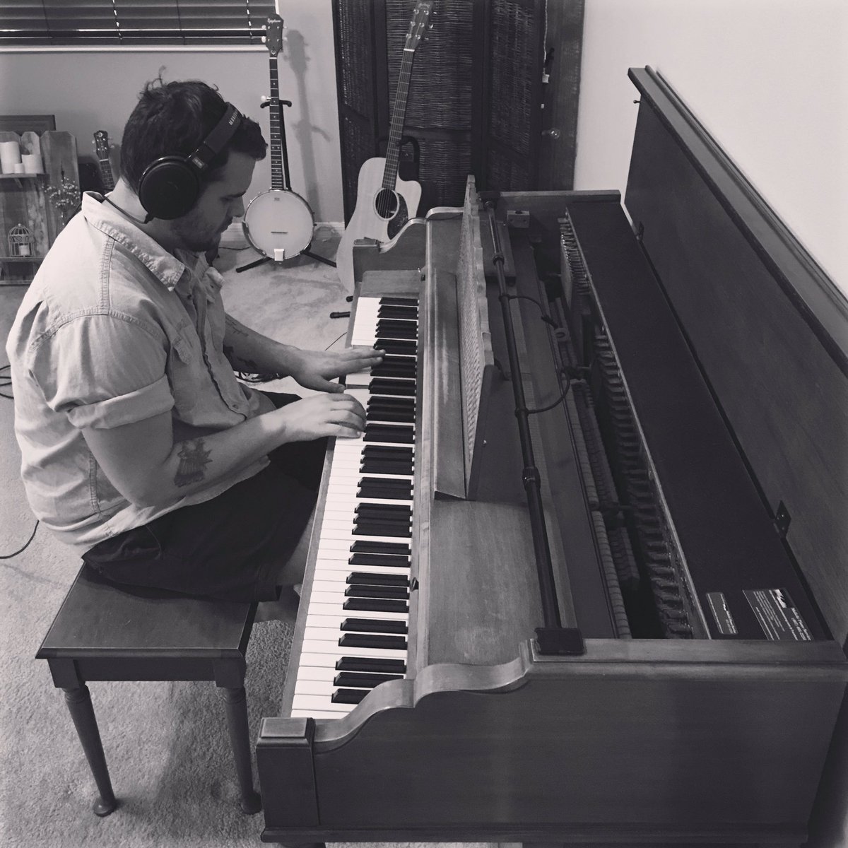 onisrodz's tweet photo. Grabando el piano de #TeNecesito con @apharrismusic y @pamelapraniuk Recording piano for #OhHowINeedYouSpanish https://t.co/wifjhYygfb
