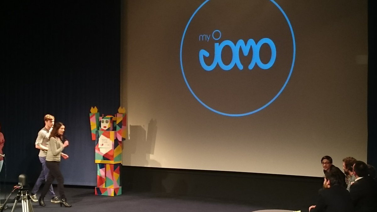 chapeaujean's tweet image. Team 8 #myjomo  badge connecté pour teambuilding #dc_bootcamp #dc_festival