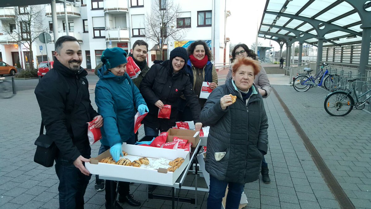 JusosDtzb's tweet photo. Croissants an der S-Bahn #Dietzenbach von der #SPD. https://t.co/Z5dP2dkXgn