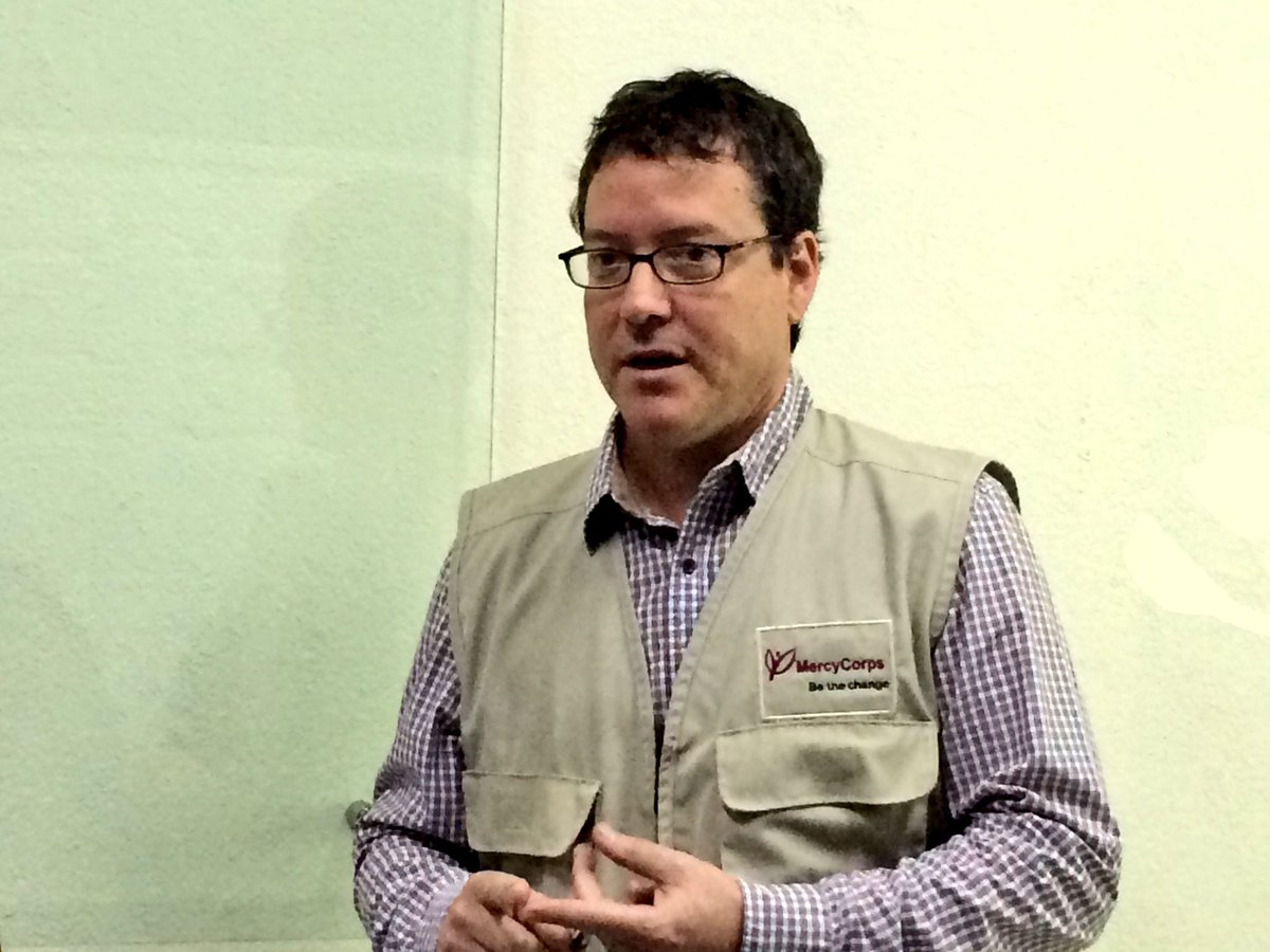 usembassyguate's tweet image. Representante de @mercycorps presenta propuesta de prevención de violencia al #EmbBrownfield y autoridades locales