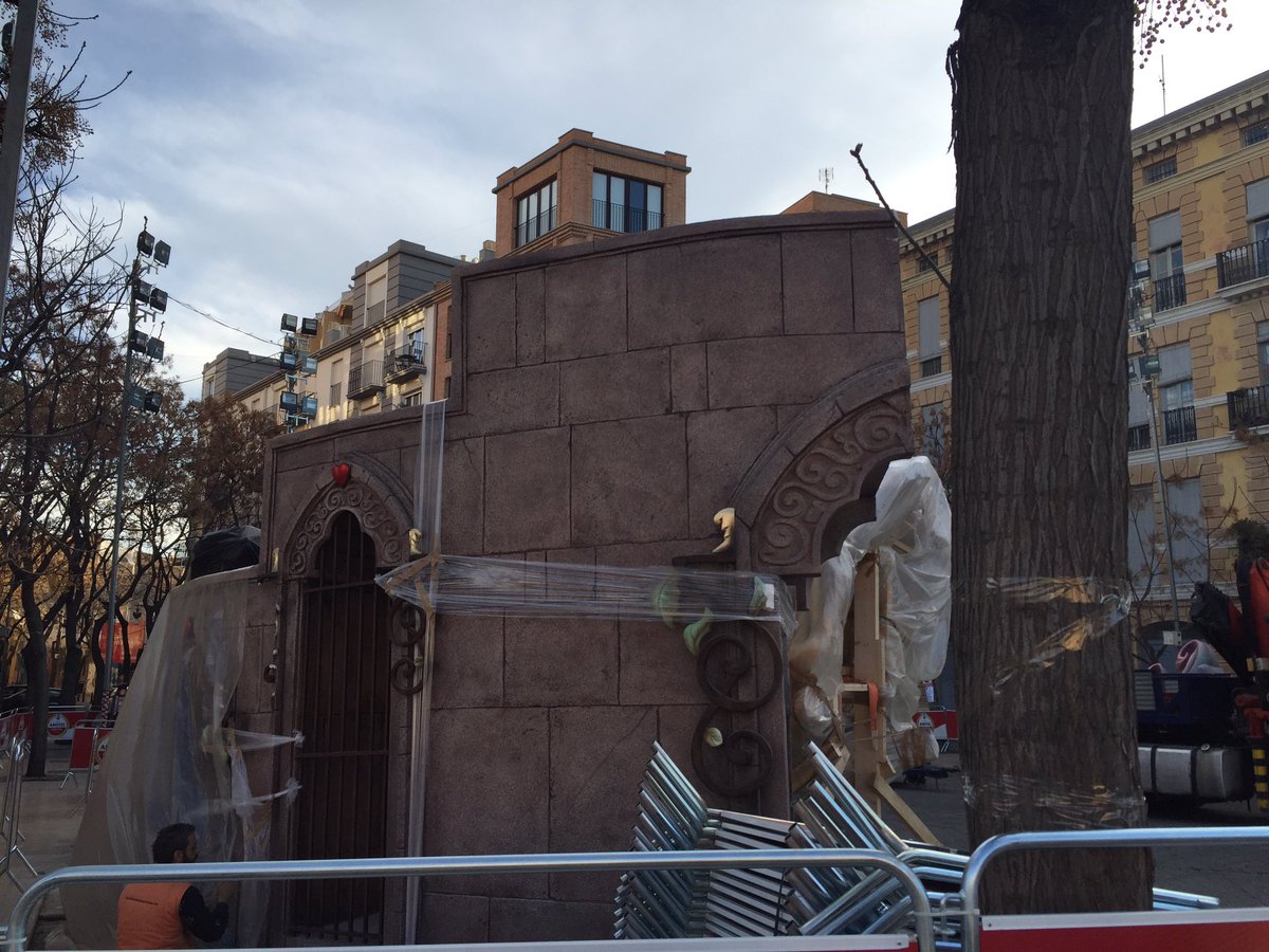 Las primeras piezas de la <a href="/najordana/">Falla Na Jordana</a> ya están en su plaza #Fallas2016 #Valencia #fallesUNESCO