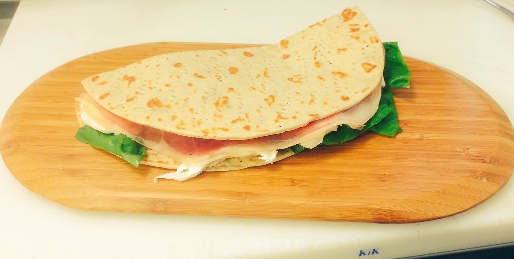 Oggi giornata con il sole Piada con Crudo, Mozzarella di Bufala e Basilico