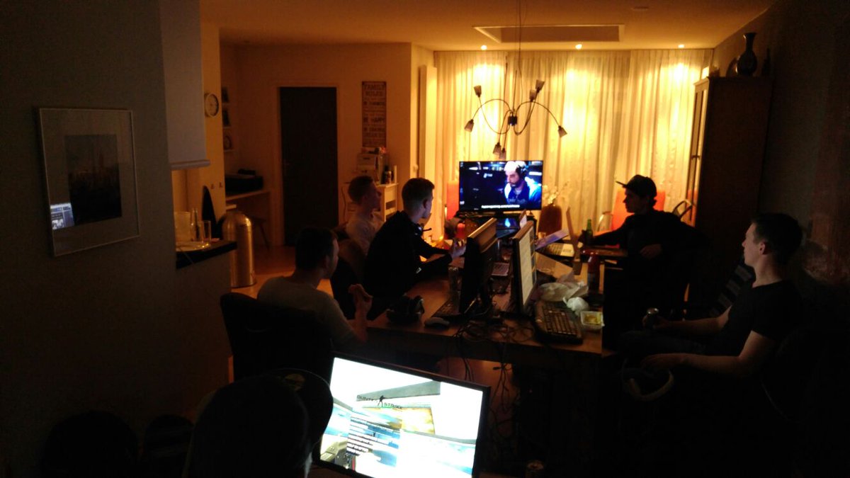 timweda's tweet photo. Representing The Netherlands! #teamrien #iem See you next year! https://t.co/cZuspQVrlC
