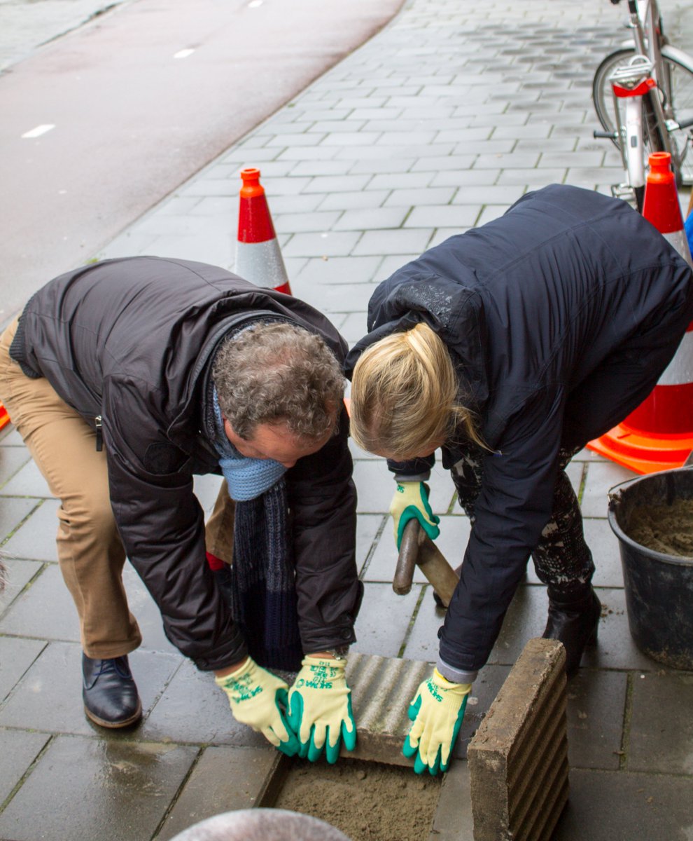fotografiedann1's tweet photo. startsein om de bestrating rondom 75 bushaltes verder te verbeteren voor mensen met een visuel en fysieke beperking https://t.co/YRZb3ARdTz