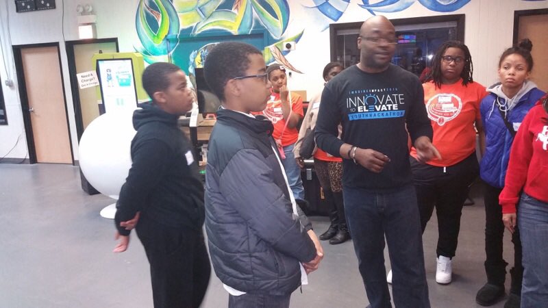 BlueStudios_io's tweet image. A glimpse in #Blue1647: #chicago youth learning all about the Blue Impact before their coding workshop. #realcode