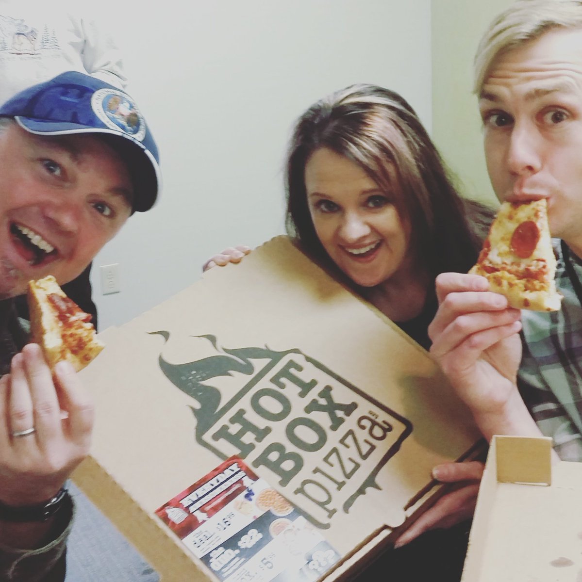 KJonair's tweet photo. Pizza + Edwin McCain = Happiness #MixMusicLounge @TheEdwinMcCain @indysmix @TomDavisIndy https://t.co/2vt8nZNP3p