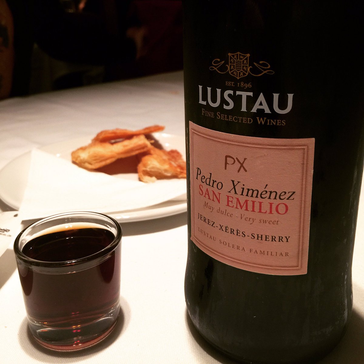SelectusWines's tweet photo. Y hemos acabado la #cena en #CalCofa con un #vino #dulce de @BodegasLustau @VinosJerez #wine #sherry @JosepPituRoca https://t.co/XxuWiO003S
